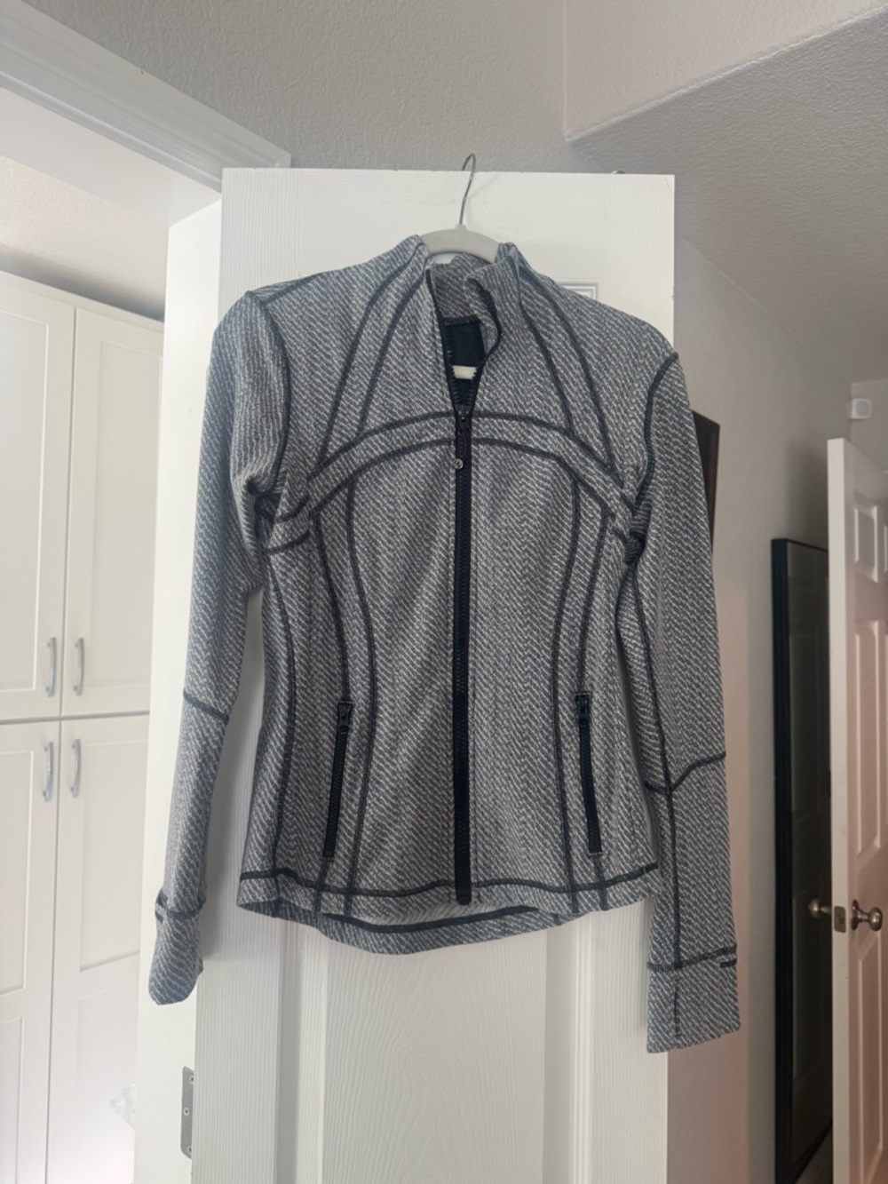 Lululemon 🍋 Black and Heather Gray Patterned Zip-Up Jacket